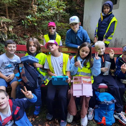 Kinder beim Jausnen